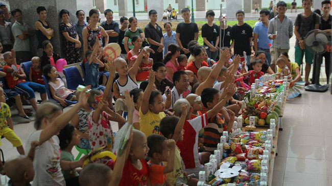 Những đứa trẻ tại Bệnh viện Nhi T.Ư đón Trung thu do CLB Chắp cánh ước mơ tổ chức năm 2014.