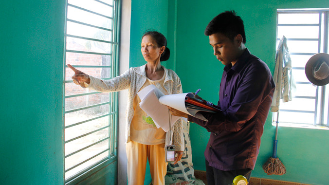 Chiều 21/5, đại diện Công ty giám định và tư vấn kĩ thuật Raco đã đến nhà các hộ dân để giám định lại các vết nứt do ảnh hưởng từ việc đánh mìn làm hầm dự án đường cao tốc Đà Nẵng - Quảng Ngãi.