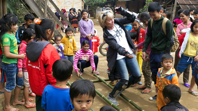Chuyến trải nghiệm giao lưu và tặng quà cho trẻ em các huyện miền núi. Ảnh: NVCC.