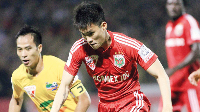 Công Vinh (phải) chưa thể hiện được nhiều kể từ khi về đầu quân cho B.Bình Dương. Ảnh: VSI.