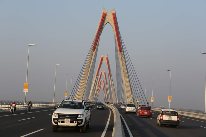 Đất nước đang phát triển từng ngày (cầu Nhật Tân, Hà Nội). Ảnh: Hồng Vĩnh.