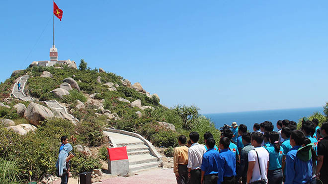 Sinh viên Hội trại chào cờ Tổ quốc trên đảo Thanh niên Cù Lao Xanh. Ảnh: H.Văn.