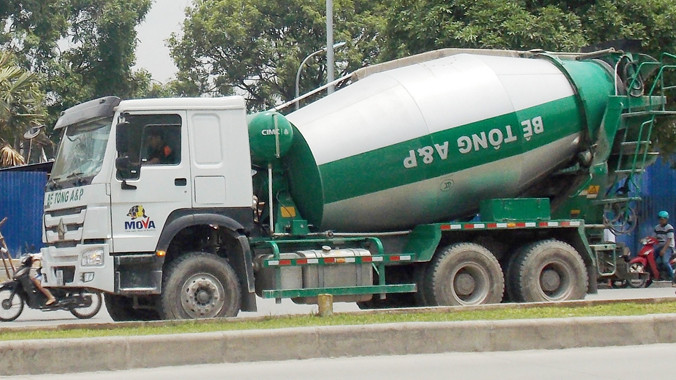 Được chạy trong phố cấm như “xe vua” các chủ nhân xe bê tông đang thả sức “thổi giá”. Ảnh: A.T.