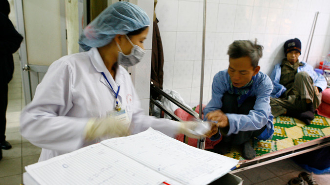 Người nghèo, người khám chữa bệnh theo BHYT thường không nắm rõ chất lượng, hàm lượng của thuốc (ảnh minh họa). Ảnh: Hồng Vĩnh.