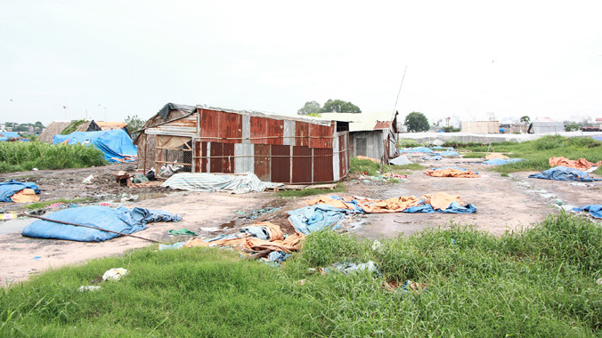 Bãi phân gia súc và lông gia cầm đang ngày đêm tra tấn dân ở xã Đông Thạnh- huyện Hóc Môn. Ảnh: Ngô Tùng.