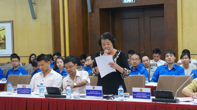 Anh hùng lao động Nguyễn Thị Nguyệt chia sẻ tại diễn đàn. Ảnh: Lưu Trinh.