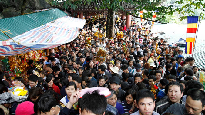 Ùn ùn chen lấn trẩy hội chùa Hương. Ảnh: Như Ý.