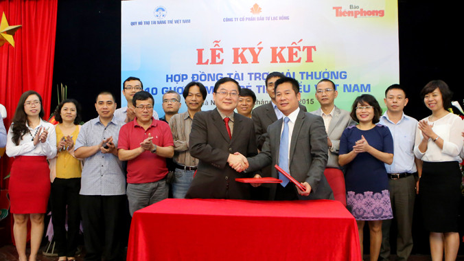 Lễ ký kết hợp đồng tài trợ “Giải thưởng 10 gương mặt trẻ Việt Nam tiêu biểu”. Ảnh: Như Ý.