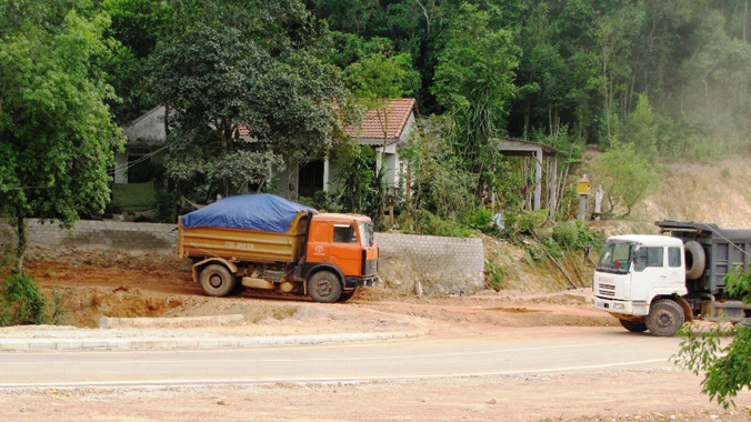 Xe tải vẫn vào ra vận chuyển đất san lấp khai thác trái phép từ dự án sân golf Thủy Dương, sau khi UBND tỉnh họp xử lý, chấn chỉnh tình trạng trên (ảnh chụp chiều 7/4).