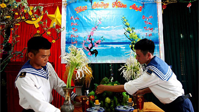 Mâm ngũ quả trên đảo Sơn ca. Ảnh: Kim Phượng.