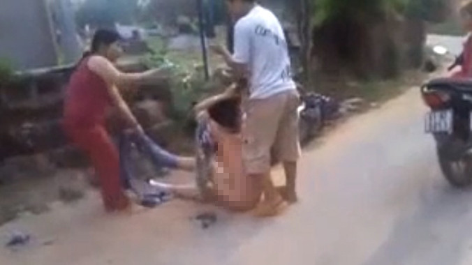 Vụ đánh ghen gây “bão” trên mạng xã hội ở Bình Dương năm 2013.