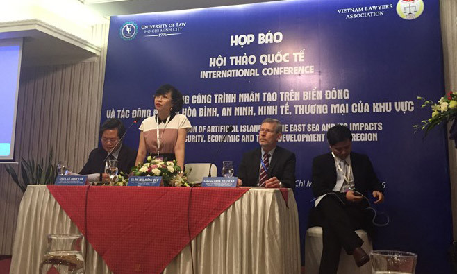 Họp báo về hội thảo “Xây dựng công trình nhân tạo trên Biển Đông và tác động đối với hòa bình, an ninh, kinh tế, thương mại của khu vực”. Ảnh: Lao Động