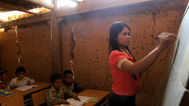 “Chia sẻ cùng thầy cô 2015” hướng về giáo viên vùng cao (Trong ảnh là cô giáo Hoàng Thị Lợi, SN 1987, dạy các em trong dãy nhà trình tường cũ tại điểm Trường Tiểu học Sán Cố Sủ, xã Thèn Phàng, huyện Xín Mần, Hà Giang). Ảnh: Xuân Tùng.