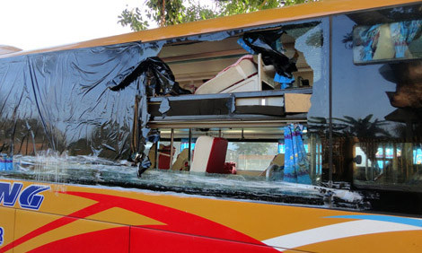 Một xe khách bị ném đá. Ảnh: Công an Nhân dân