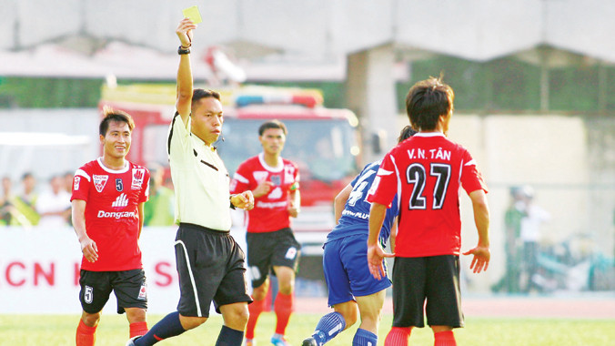 Trọng tài Ngọc Châu phạt thẻ vàng cảnh cáo Võ Nhật Tân sau pha phạm lỗi với Công Phượng. Ảnh: Dương Thu.