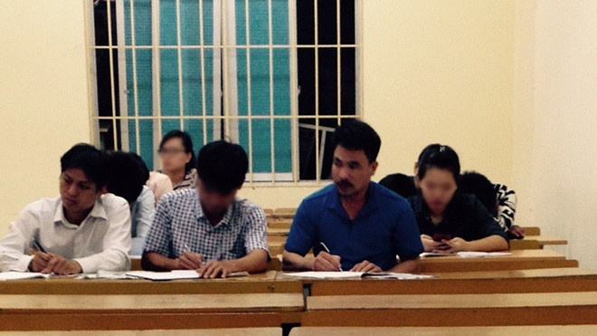 Buổi học môn Giải tích, Trường Cao đẳng C.Đ có 3 sinh viên học hộ.