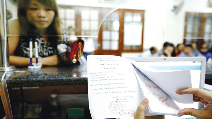 Quy định mới về bảo hiểm xã hội đang gây xôn xao dư luận. Ảnh: Như Ý.