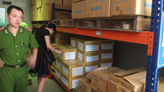 Đoàn kiểm tra liên ngành kiểm tra kho của Cty CP Hóa Dược Việt Nam ngày 17/6. Ảnh: Đức Huy.