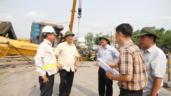 Lực lượng chức năng đang nỗ lực khắc phục hậu quả vụ tai nạn.