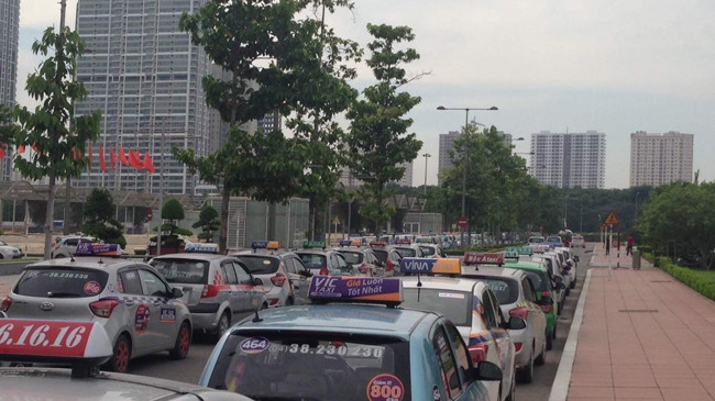 Doanh nghiệp vận tải không giảm giá dù xăng dầu giảm 4 lần kể từ tháng 7. Ảnh: Bảo An.