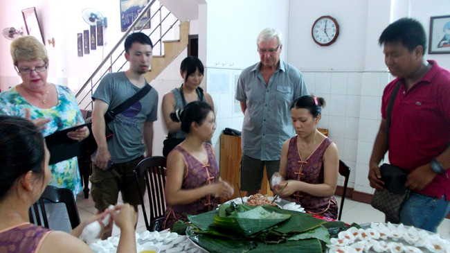 Xem cách làm bánh Hoa hồng trắng. Ảnh: N.T.