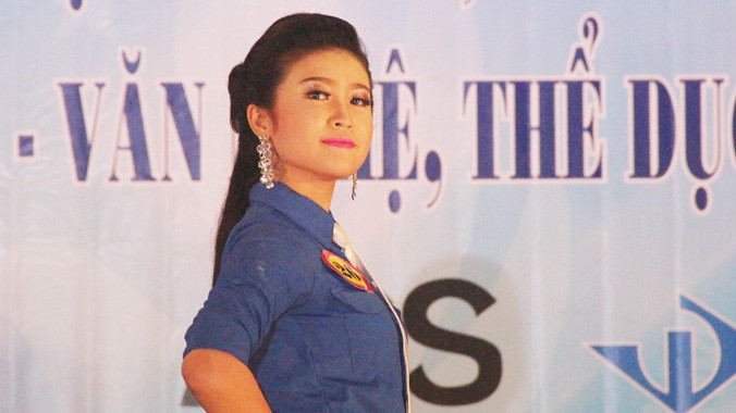 Hoa khôi Nét đẹp học đường Trần Thị Hoài Thương trong trang phục áo đoàn thanh niên.