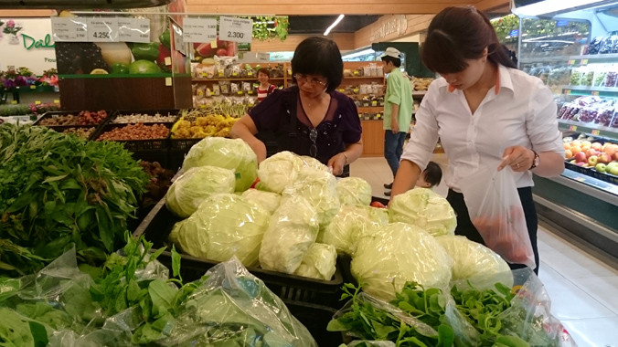 Nhiều mặt hàng rục rịch tăng giá sau khi giá xăng tăng. Ảnh: Như Ý.