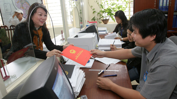 Làm sổ đỏ tại “một cửa” quận Ba Đình (Hà Nội).