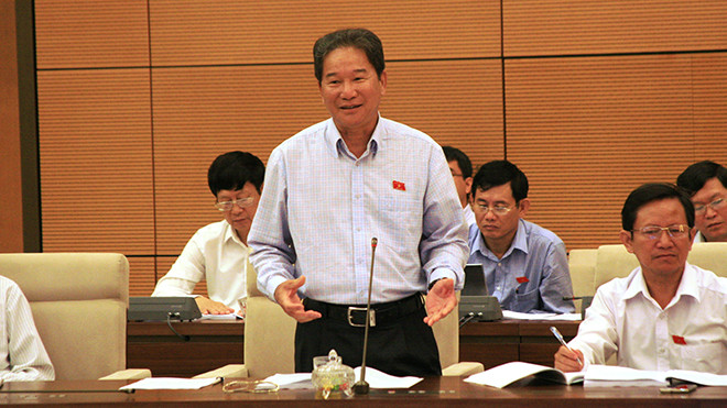 Cho rằng lãng phí còn gây thiệt hại nghiêm trọng hơn tham nhũng, ĐB Nguyễn Bá Thuyền (Lâm Đồng) đề nghị bổ sung vào dự thảo BLHS tội gây lãng phí. Ảnh: Văn Kiên.