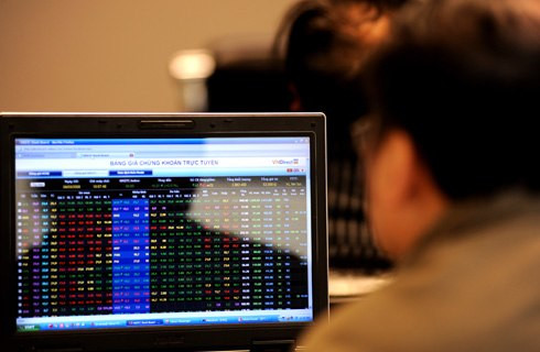 Cổ phiếu ngân hàng đồng loạt bị bán mạnh, cộng thêm nhiều mã vốn hóa lớn sa sút đã đẩy Vn-Index lùi về 557,47 điểm.