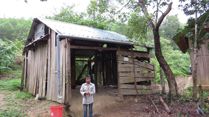 Cao Xuân Dũng trước ngôi nhà trống hoác của mình.