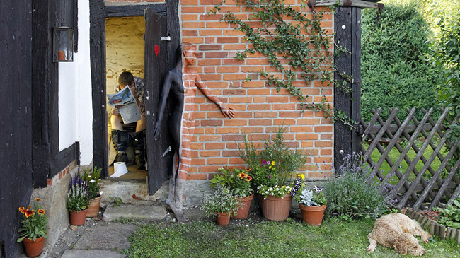 Người với tường hòa làm một