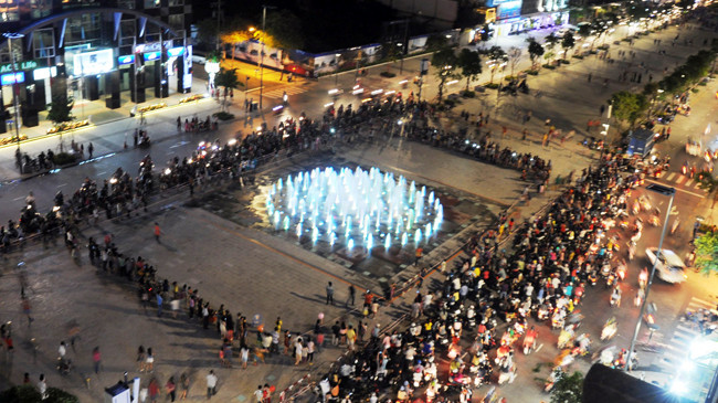 Phố đi bộ Nguyễn Huệ là nơi hai cô gái hẹn nhau “tỉ thí”. Ảnh: Việt Văn.