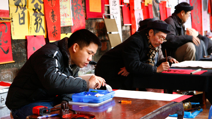 Năm nay sẽ không có cảnh các ông đồ “nhảy dù” như năm ngoái. Ảnh: Hồng Vĩnh.