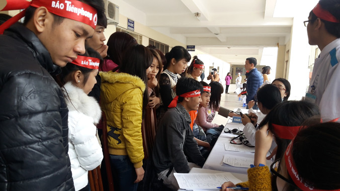 Các bạn trẻ hiến máu Chủ nhật Đỏ tại Bệnh viện Đa khoa Quảng Ninh chiều ngày 31/1.