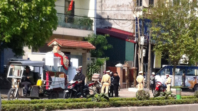 Xe ba bánh thùng chở hàng cao ngất chạy qua chốt 5 CSGT tại thị trấn Phùng sáng 13/4, nhưng nói với Pv tổ trưởng cho biết: Chưa phát hiện xe nào qua. Ảnh: Anh Trọng.