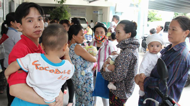 Thời tiết nắng nóng, trẻ em nhập viện khám và điều trị bệnh tăng đột biến. Ảnh: Thanh Trần.