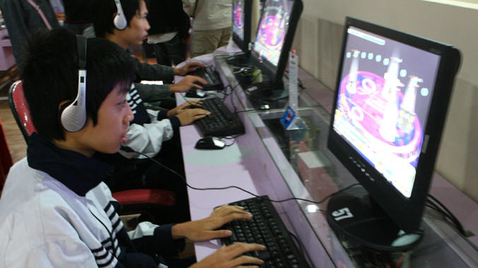 Một bộ phận bạn trẻ đang bị cuốn vào trò chơi game xa lánh với đời sống thực. Ảnh: Hồng Vĩnh.