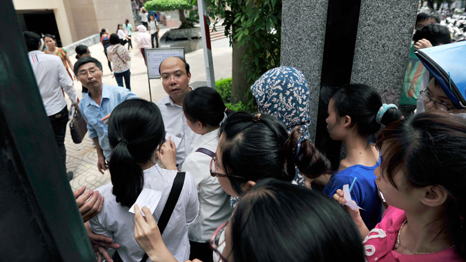 Chen nhau vào thi công chức tại Cục Thuế Hà Nội. Ảnh: Hoàng Anh.