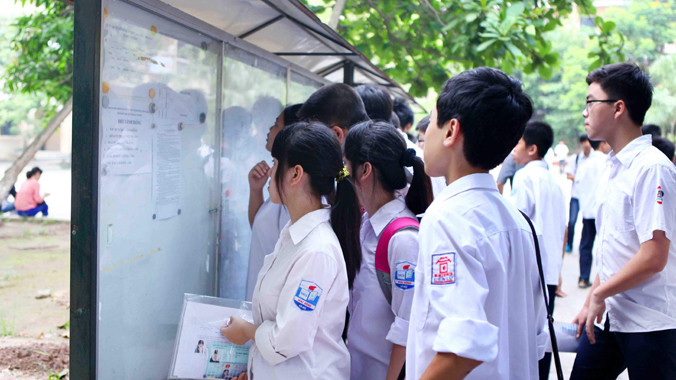 Thí sinh tại một hội đồng thi ở Hà Nội xem danh sách phòng thi sáng 10/6. Ảnh: Như Ý.