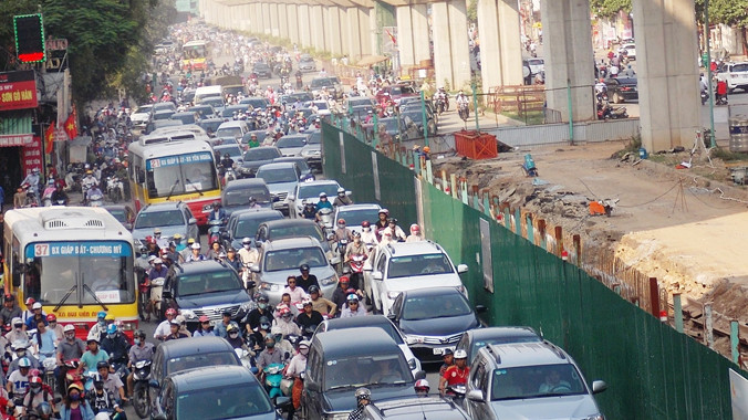 Lòng đường Nguyễn Trãi bị thu hẹp bởi công trình hầm chui Thanh Xuân, khiến sáng 14/9 tại đây vẫn xảy ra ùn tắc. Ảnh: Anh Trọng.