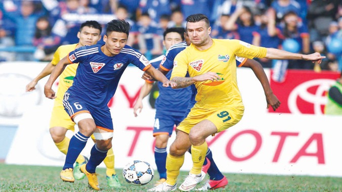 Thanh Hóa (phải) khiến Than QN phải ôm hận ngay tại sân nhà Cẩm Phả. Ảnh: VSI.