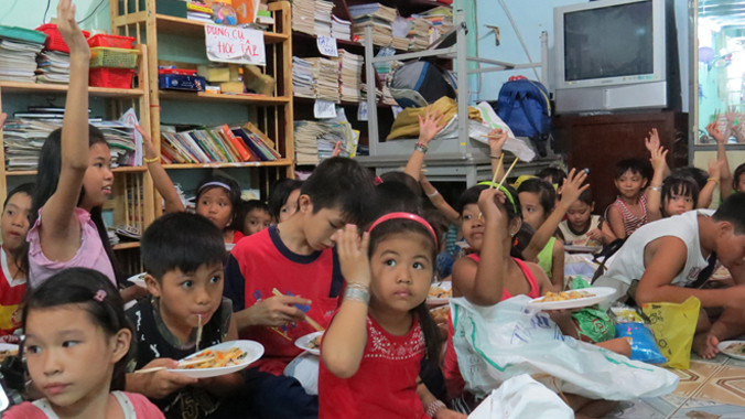 Một bữa ăn của học sinh trước giờ vào lớp học thầy Hùng.