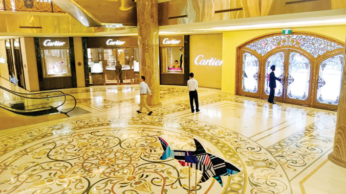 TTTM Tràng Tiền Plaza ảm đạm dù giảm giá nhiều mặt hàng vào cuối năm. Ảnh: Như Ý.