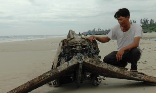 Phần đuôi chiếc máy bay được trục vớt (Ảnh: Đài PTTH Quảng Trị).