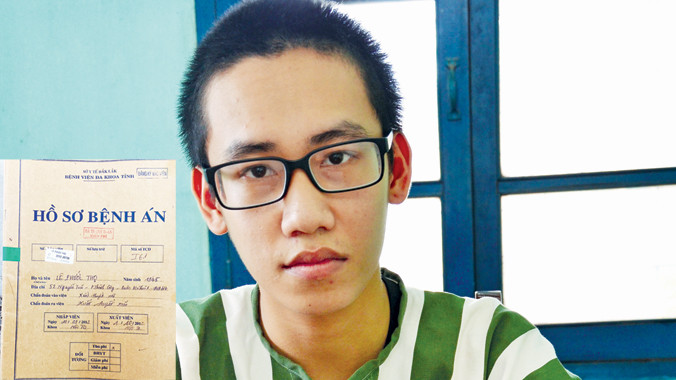 Em Thiện trong trại giam và bản photo CV 696/BV ĐKT, bệnh án của ông Thọ (ảnh nhỏ).