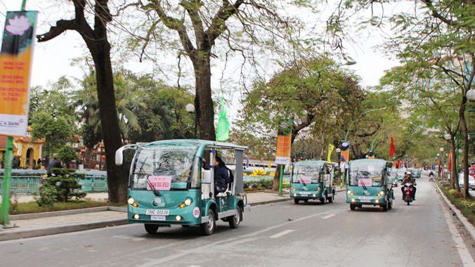 Xe điện đưa khách ngắm cảnh tại Hồ Tây.