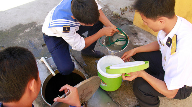 Các chiến sỹ đảo Song Tử Tây lấy nước ngọt lọc từ nước biển để sử dụng.