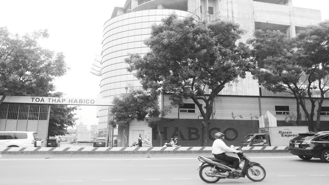 Dự án tháp Habico (Phạm Hùng, Nam Từ Liêm, Hà Nội) dừng triển khai nhiều năm nhưng chưa bị xử lý. Ảnh: Duy Bách.