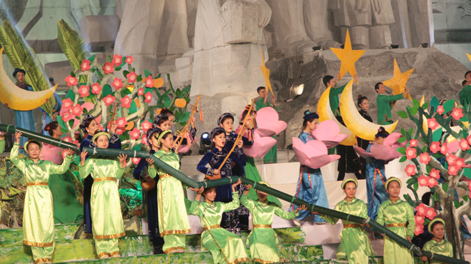 Ứng dụng then vào nghệ thuật trình diễn tại Lễ khai mạc Liên hoan hát then - đàn tính tại Tuyên Quang 25/9. Ảnh: N.M.Hà.